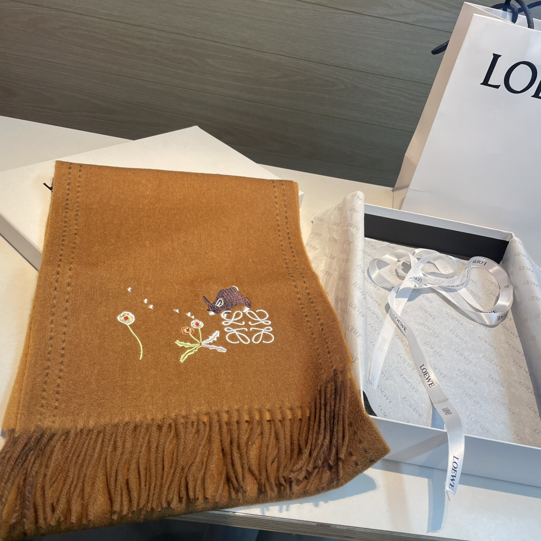 上新！Loewe · 罗意威️新款披肩围巾。难得一见的温柔配色，低调又不失优雅❗️重点推荐❗️loewe