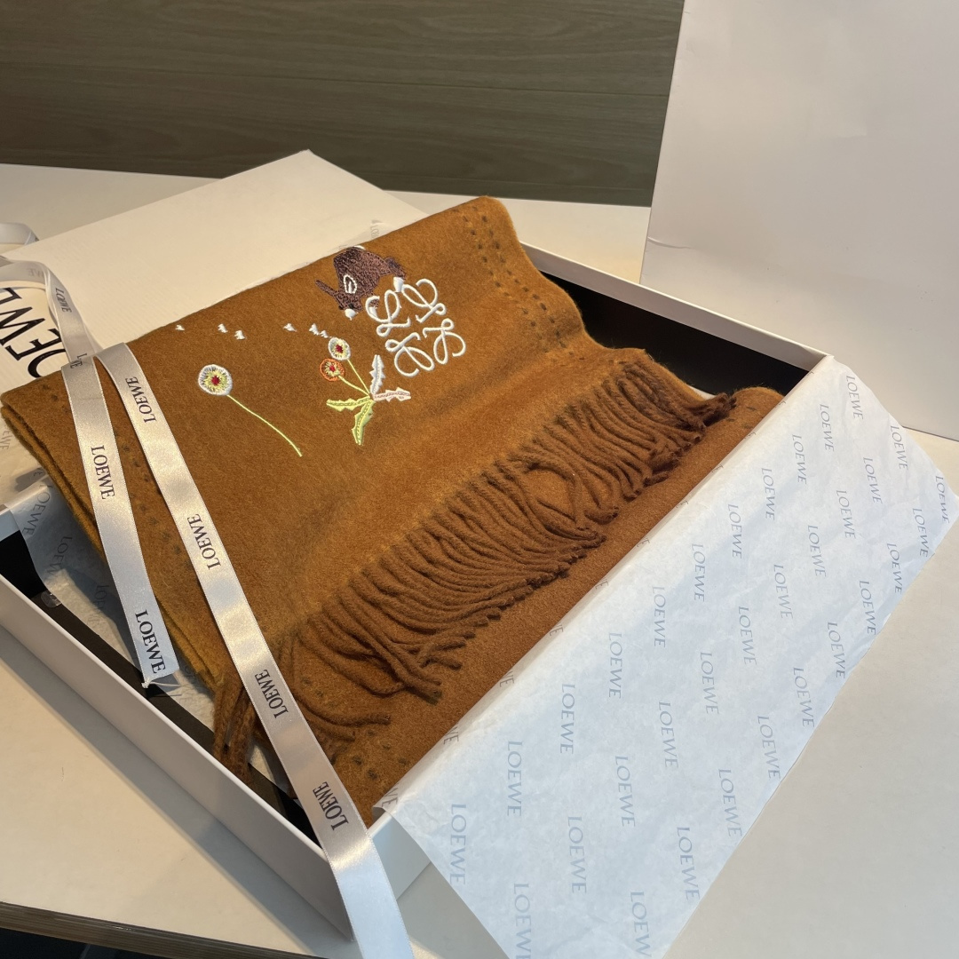 上新！Loewe · 罗意威️新款披肩围巾。难得一见的温柔配色，低调又不失优雅❗️重点推荐❗️loewe