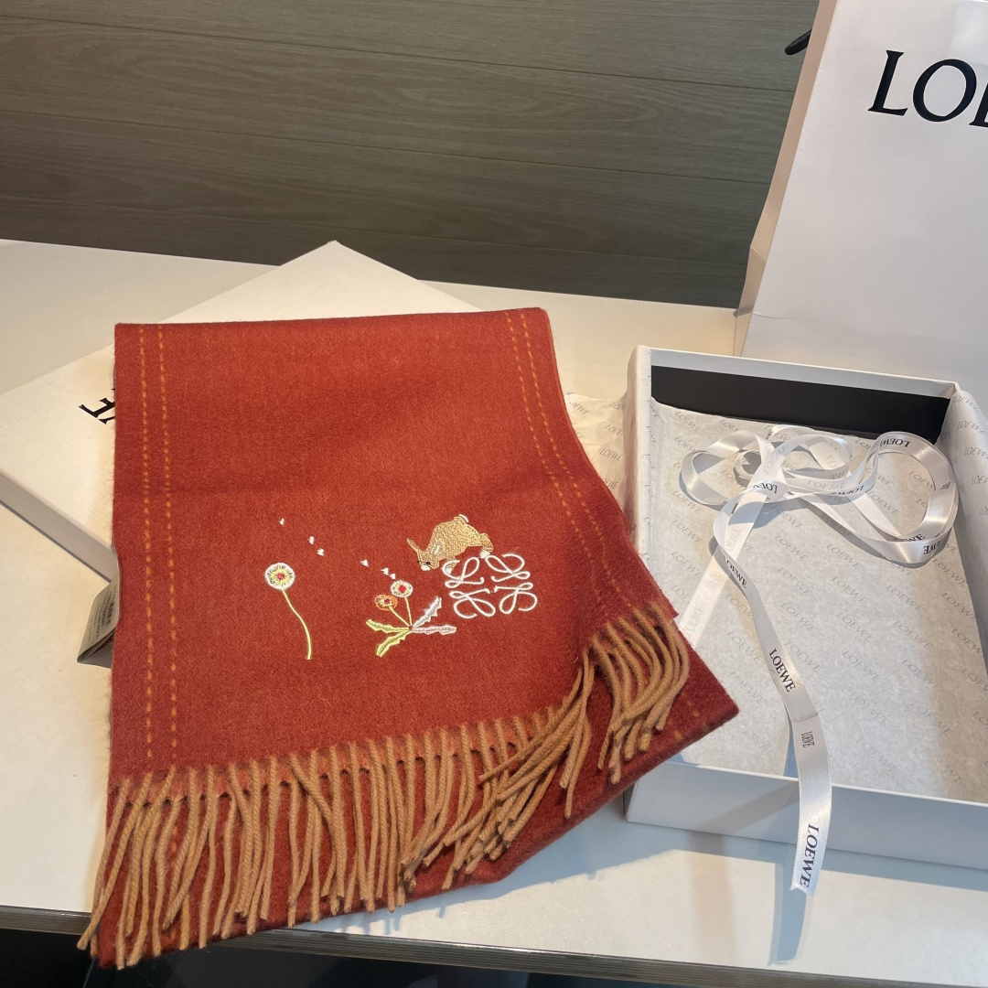 上新！Loewe · 罗意威️新款披肩围巾。难得一见的温柔配色，低调又不失优雅❗️重点推荐❗️loewe