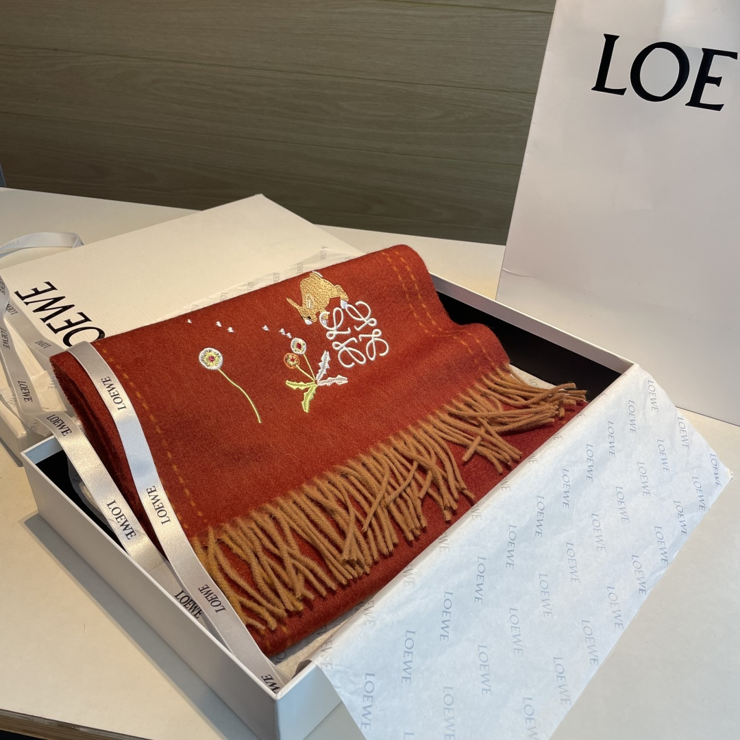 上新！Loewe · 罗意威️新款披肩围巾。难得一见的温柔配色，低调又不失优雅❗️重点推荐❗️loewe