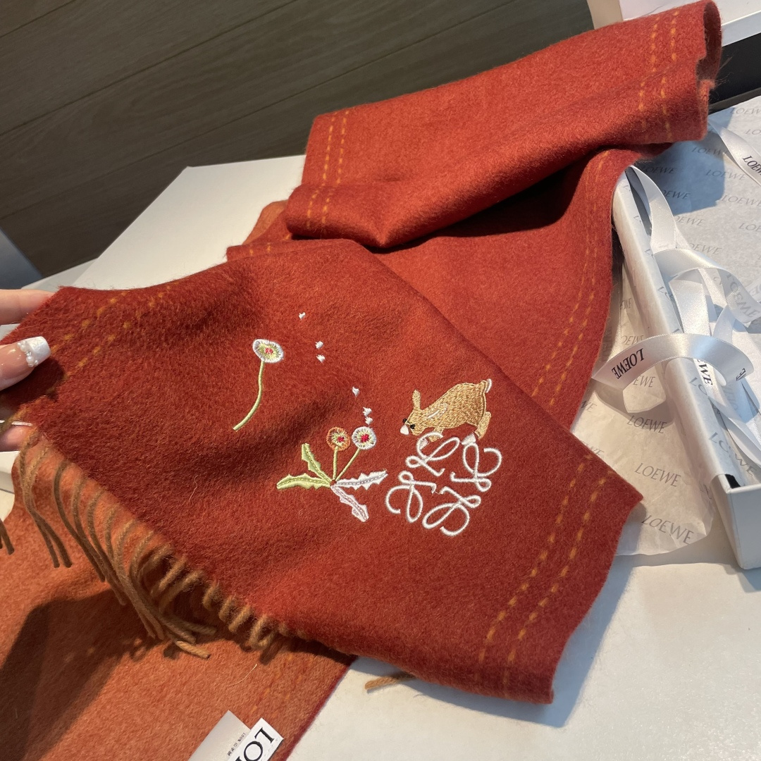 上新！Loewe · 罗意威️新款披肩围巾。难得一见的温柔配色，低调又不失优雅❗️重点推荐❗️loewe