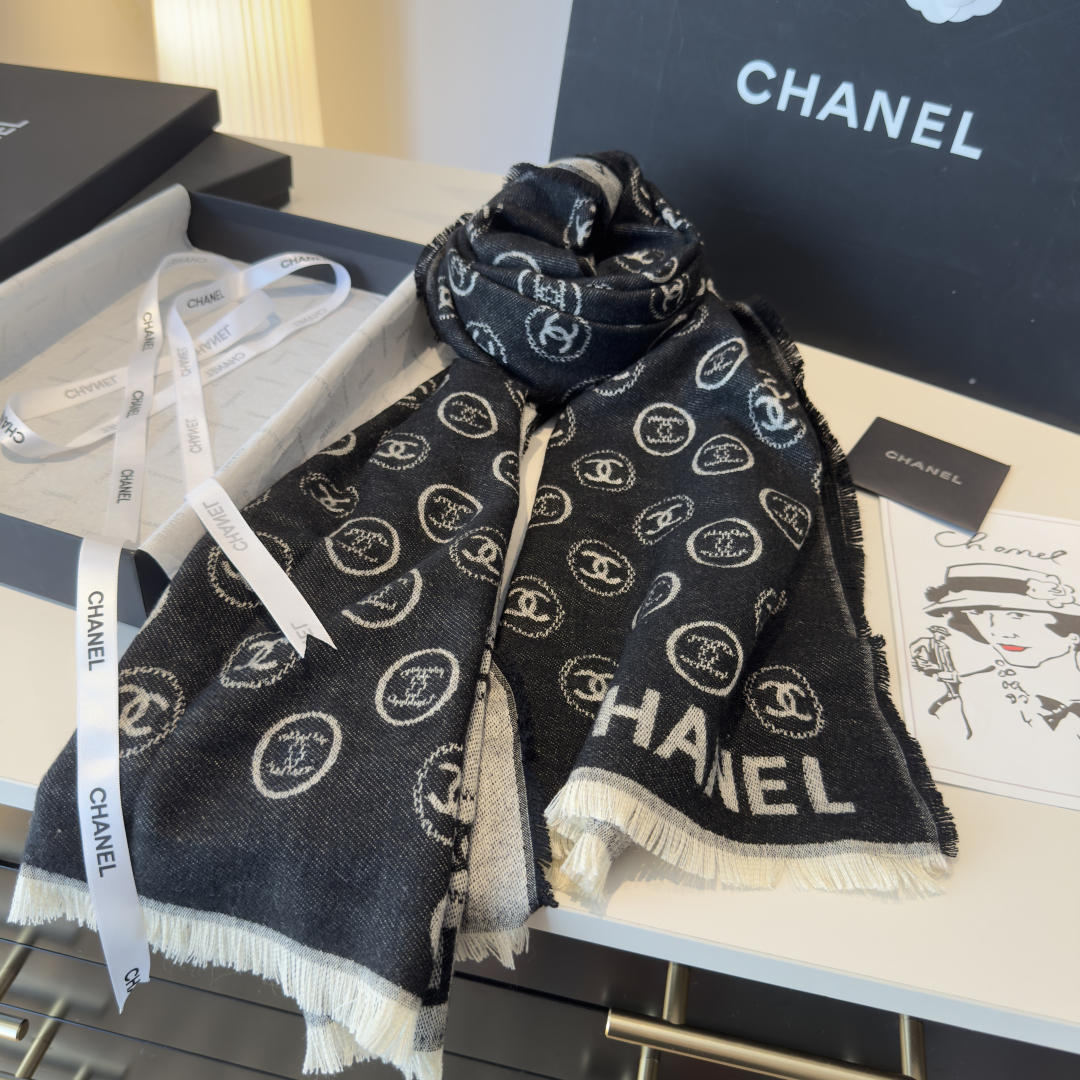 Chanel香家 高级舒适时髦气质，相信我的就收吧！香奈儿这款触动内心的柔美围巾，围巾配有双C光影下非常