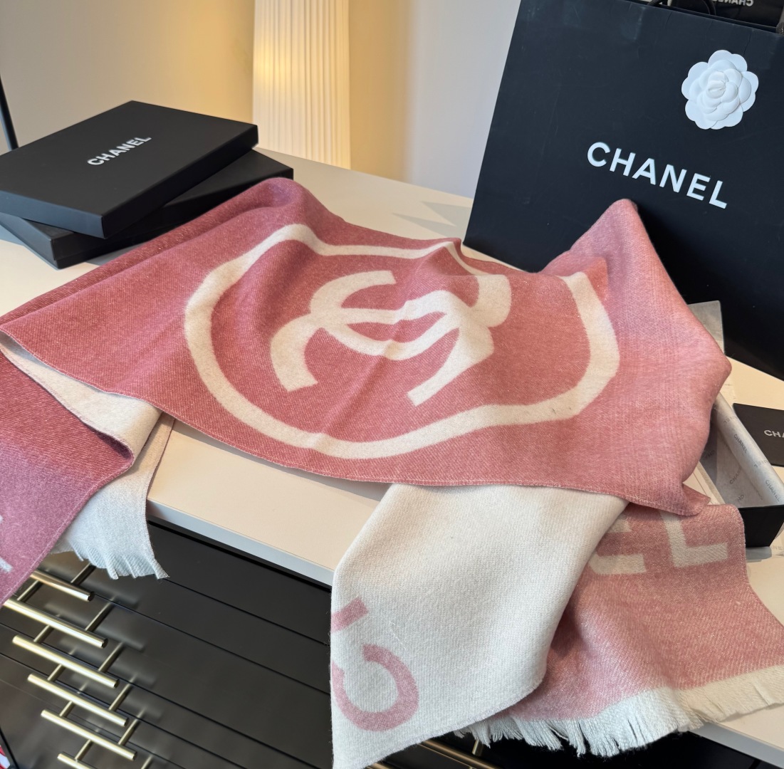 💃🏻💃🏻金丝线美翻了💖💖[流泪]【大双C LOGO披肩】御用殿堂级极品小香‼️新款专柜在售 上身才会知道