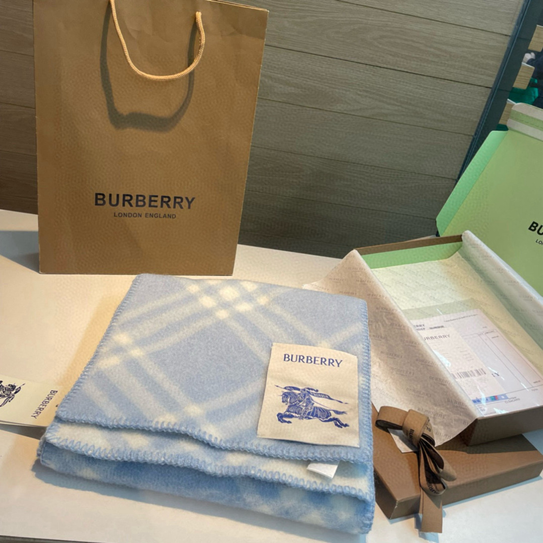 奶呼呼的蓝色 Burberry可遇不可求的王炸级单品，绝对是独家级别，工艺与材料完全与正品无区别，粗犷耐