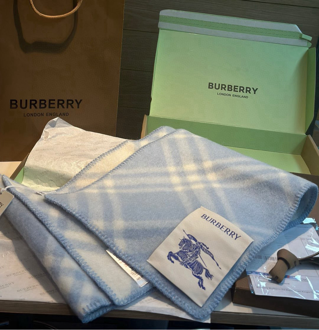 奶呼呼的蓝色 Burberry可遇不可求的王炸级单品，绝对是独家级别，工艺与材料完全与正品无区别，粗犷耐