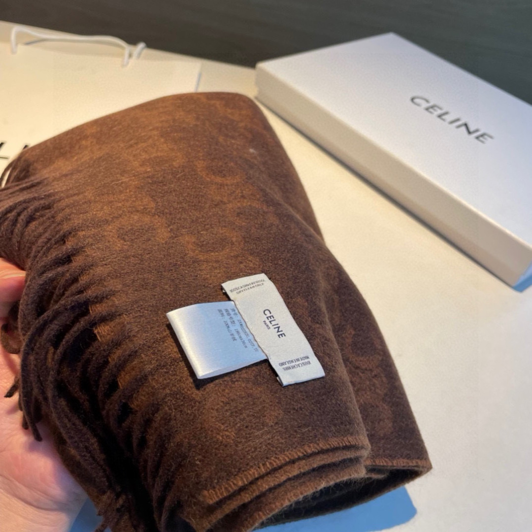 凯旋门散林老花羊绒围巾终于出货了……很多宝宝要的上身图来啦！羊绒的质地戴起来软乎乎超舒服！双面明暗对比色