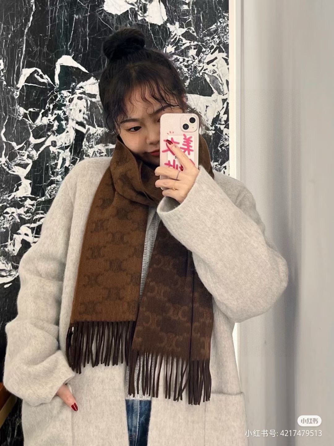 凯旋门散林老花羊绒围巾终于出货了……很多宝宝要的上身图来啦！羊绒的质地戴起来软乎乎超舒服！双面明暗对比色