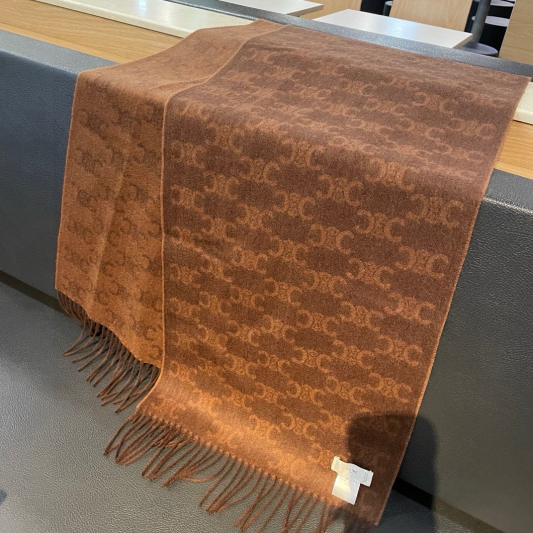 凯旋门散林老花羊绒围巾终于出货了……很多宝宝要的上身图来啦！羊绒的质地戴起来软乎乎超舒服！双面明暗对比色