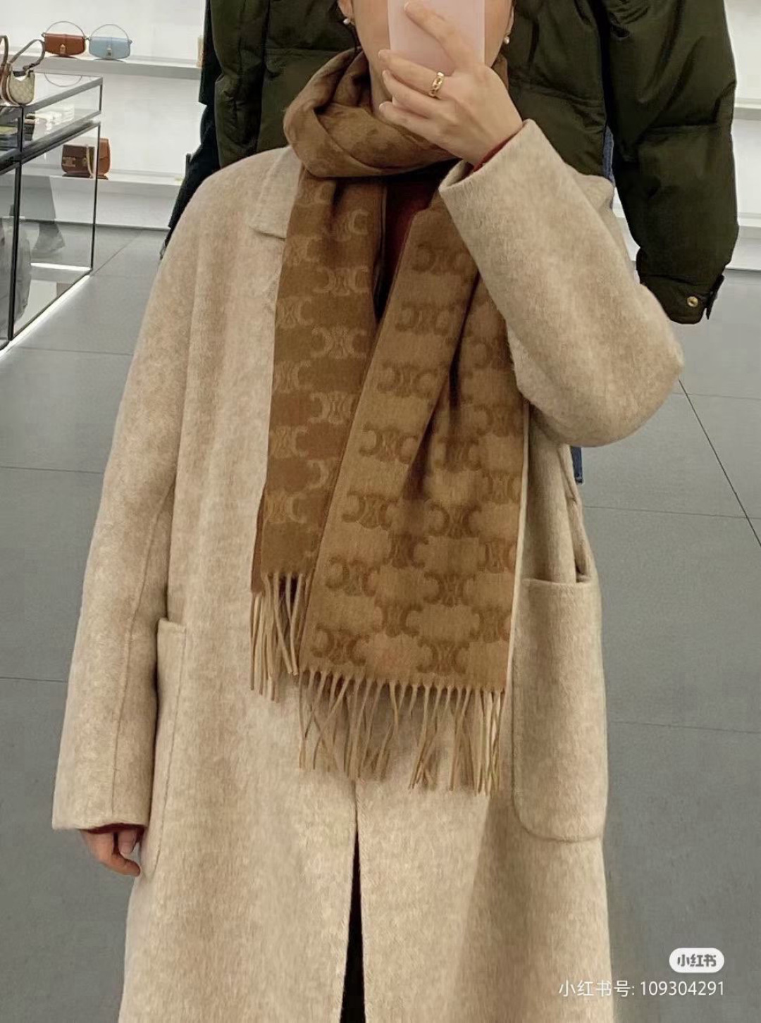 凯旋门散林老花羊绒围巾终于出货了……很多宝宝要的上身图来啦！羊绒的质地戴起来软乎乎超舒服！双面明暗对比色