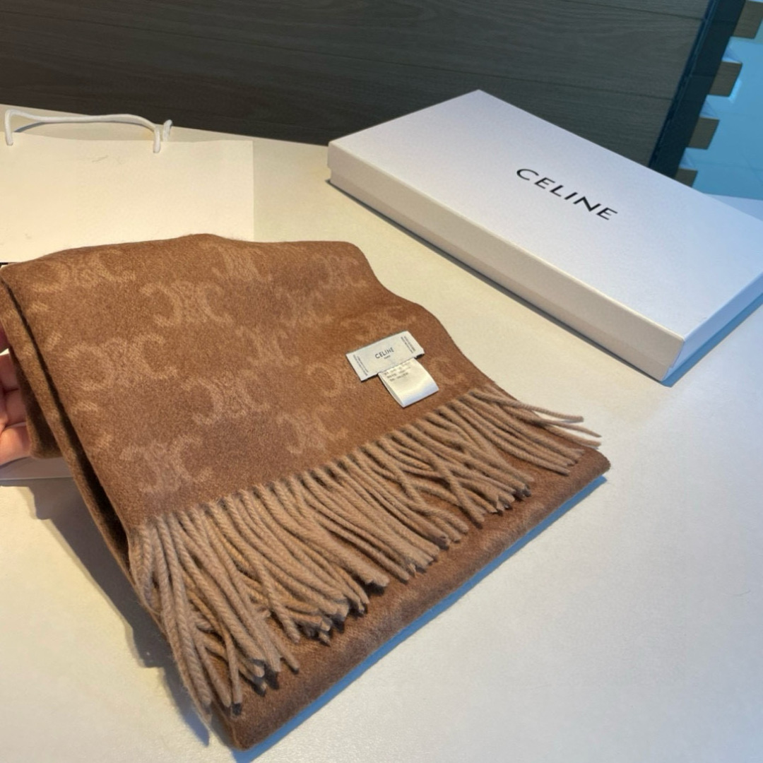 凯旋门散林老花羊绒围巾终于出货了……很多宝宝要的上身图来啦！羊绒的质地戴起来软乎乎超舒服！双面明暗对比色