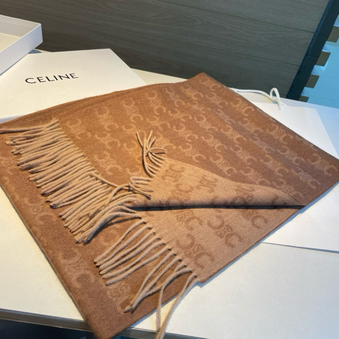 凯旋门散林老花羊绒围巾终于出货了……很多宝宝要的上身图来啦！羊绒的质地戴起来软乎乎超舒服！双面明暗对比色