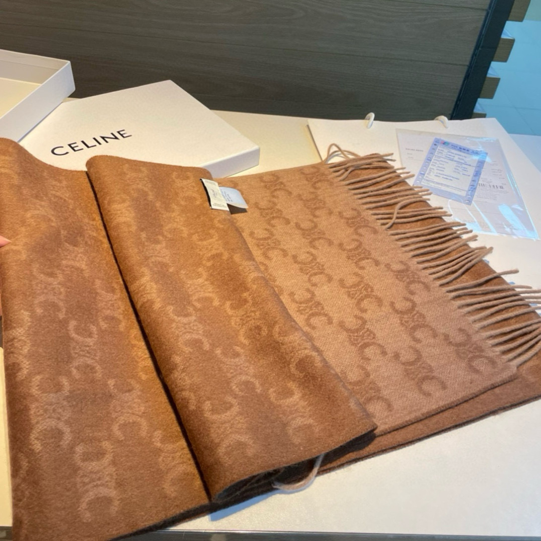 凯旋门散林老花羊绒围巾终于出货了……很多宝宝要的上身图来啦！羊绒的质地戴起来软乎乎超舒服！双面明暗对比色