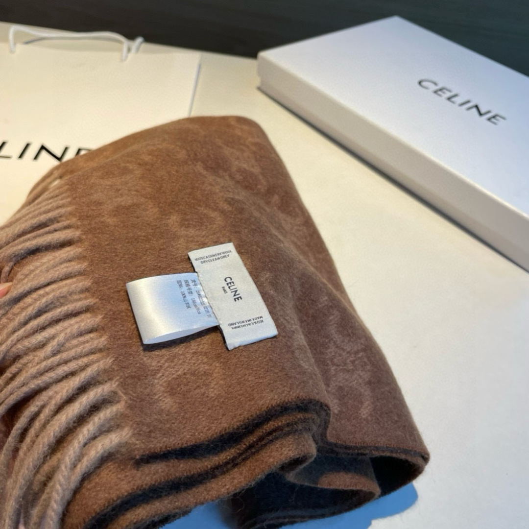 凯旋门散林老花羊绒围巾终于出货了……很多宝宝要的上身图来啦！羊绒的质地戴起来软乎乎超舒服！双面明暗对比色