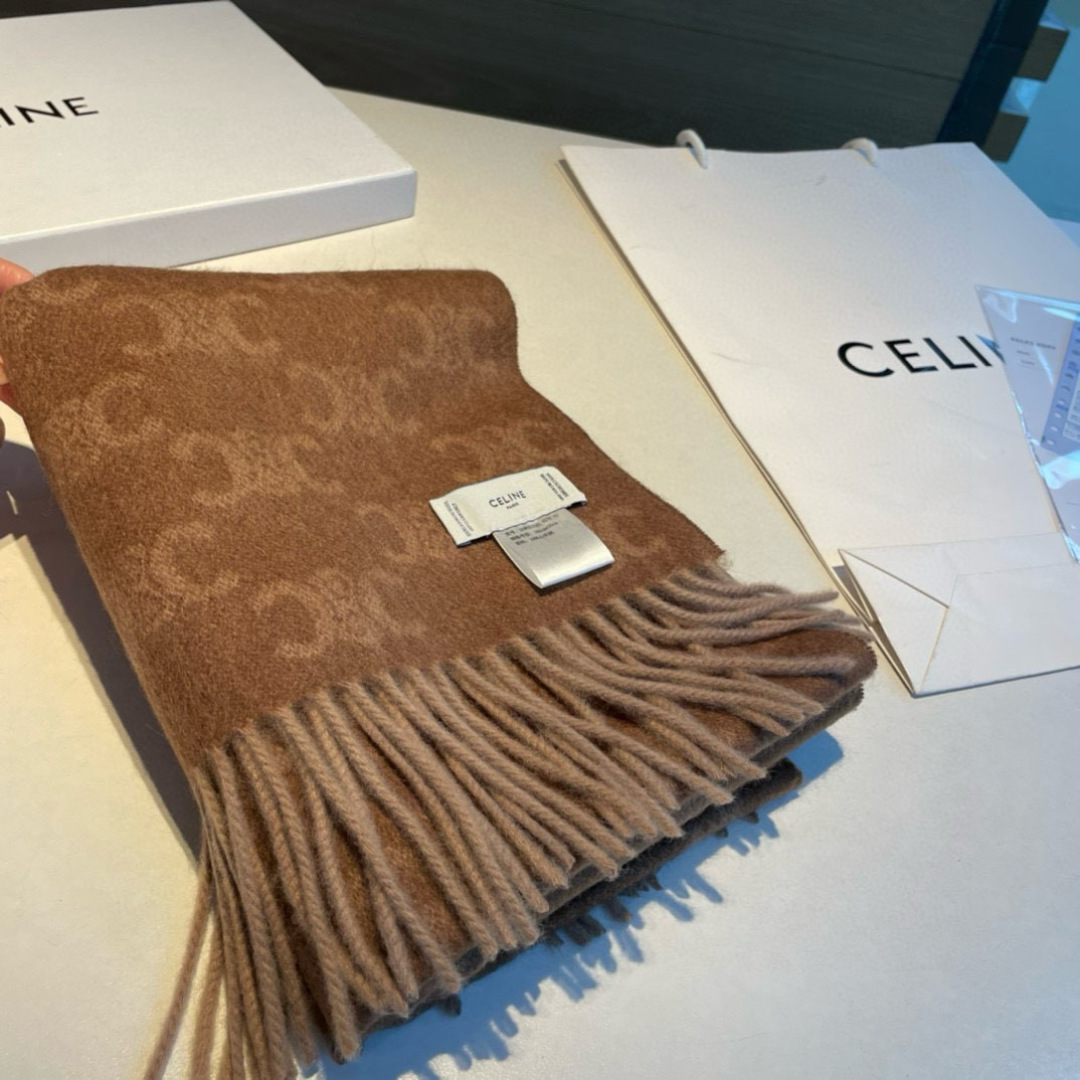 凯旋门散林老花羊绒围巾终于出货了……很多宝宝要的上身图来啦！羊绒的质地戴起来软乎乎超舒服！双面明暗对比色