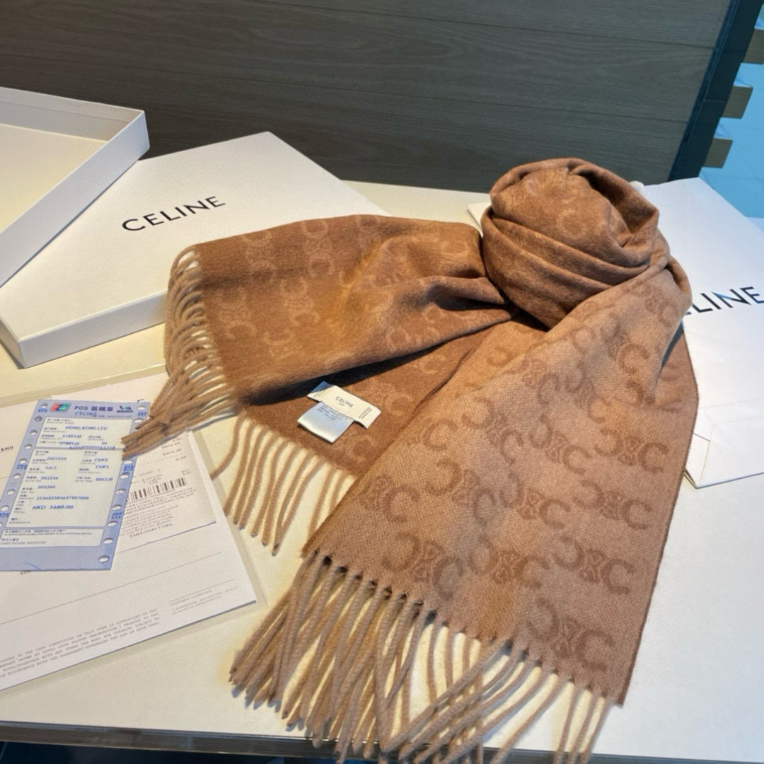 凯旋门散林老花羊绒围巾终于出货了……很多宝宝要的上身图来啦！羊绒的质地戴起来软乎乎超舒服！双面明暗对比色