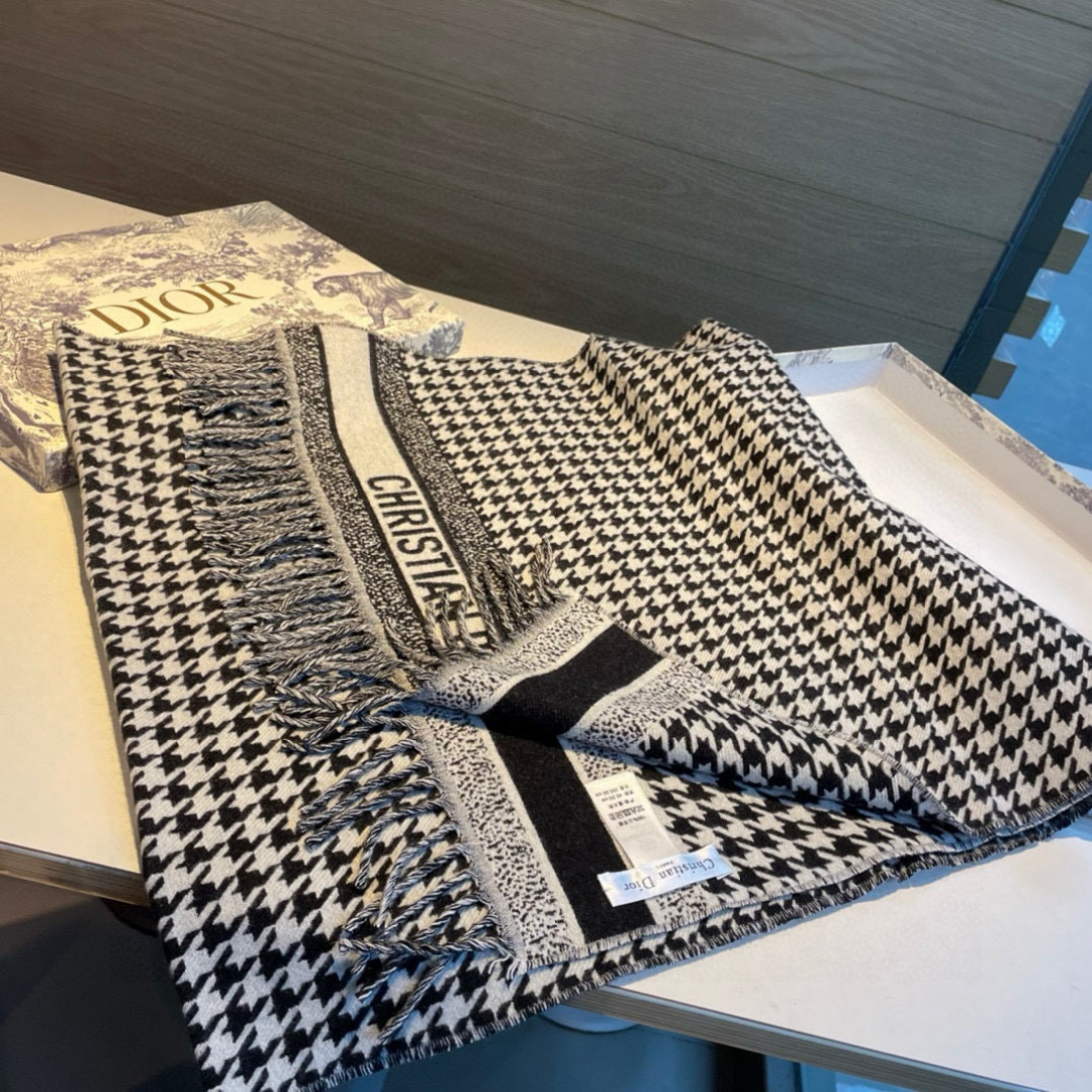 CD千鸟格围巾 又一经典力作 黑白千鸟格双面羊绒羊毛围巾 精纺质地 手感柔软 不起球不扎肉 原版原标 男