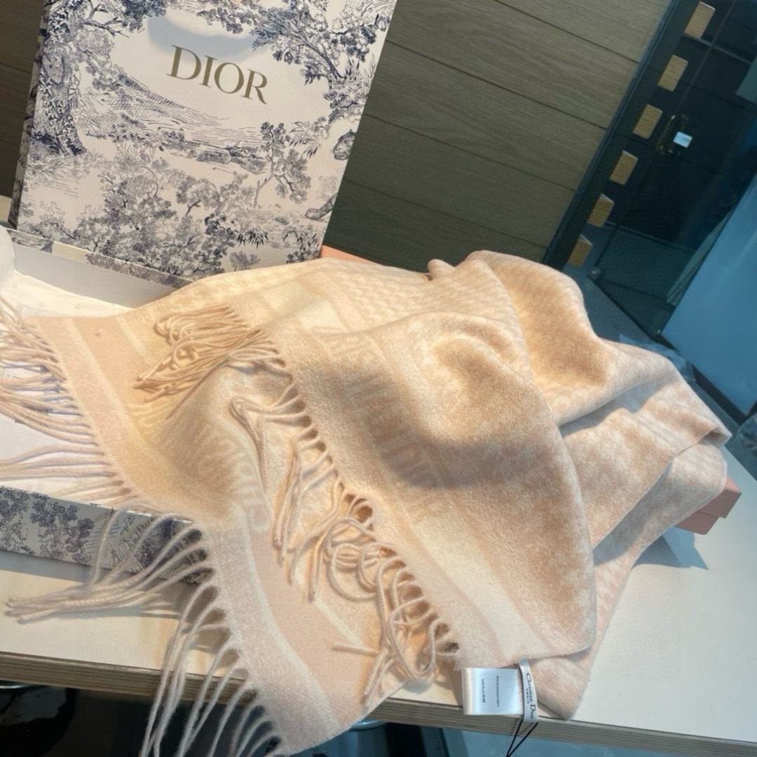 CD千鸟格围巾 又一经典力作 黑白千鸟格双面羊绒羊毛围巾 精纺质地 手感柔软 不起球不扎肉 原版原标 男