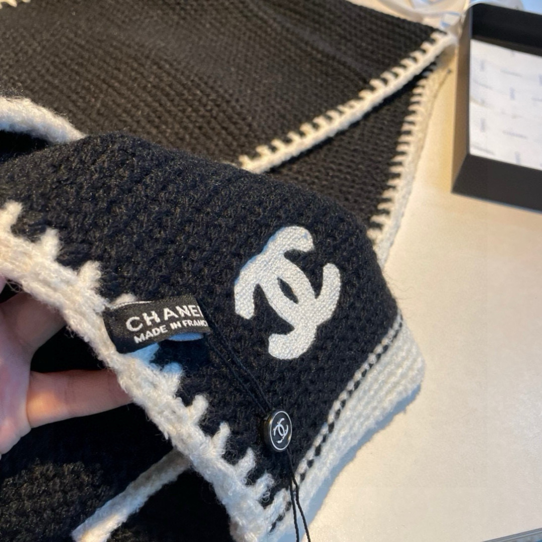 👑👑香新款【边框香奈儿】羊绒针织长巾‼️美翻了[流泪]御用殿堂级极品‼️新款在售 进口纯羊绒时尚银线镶边