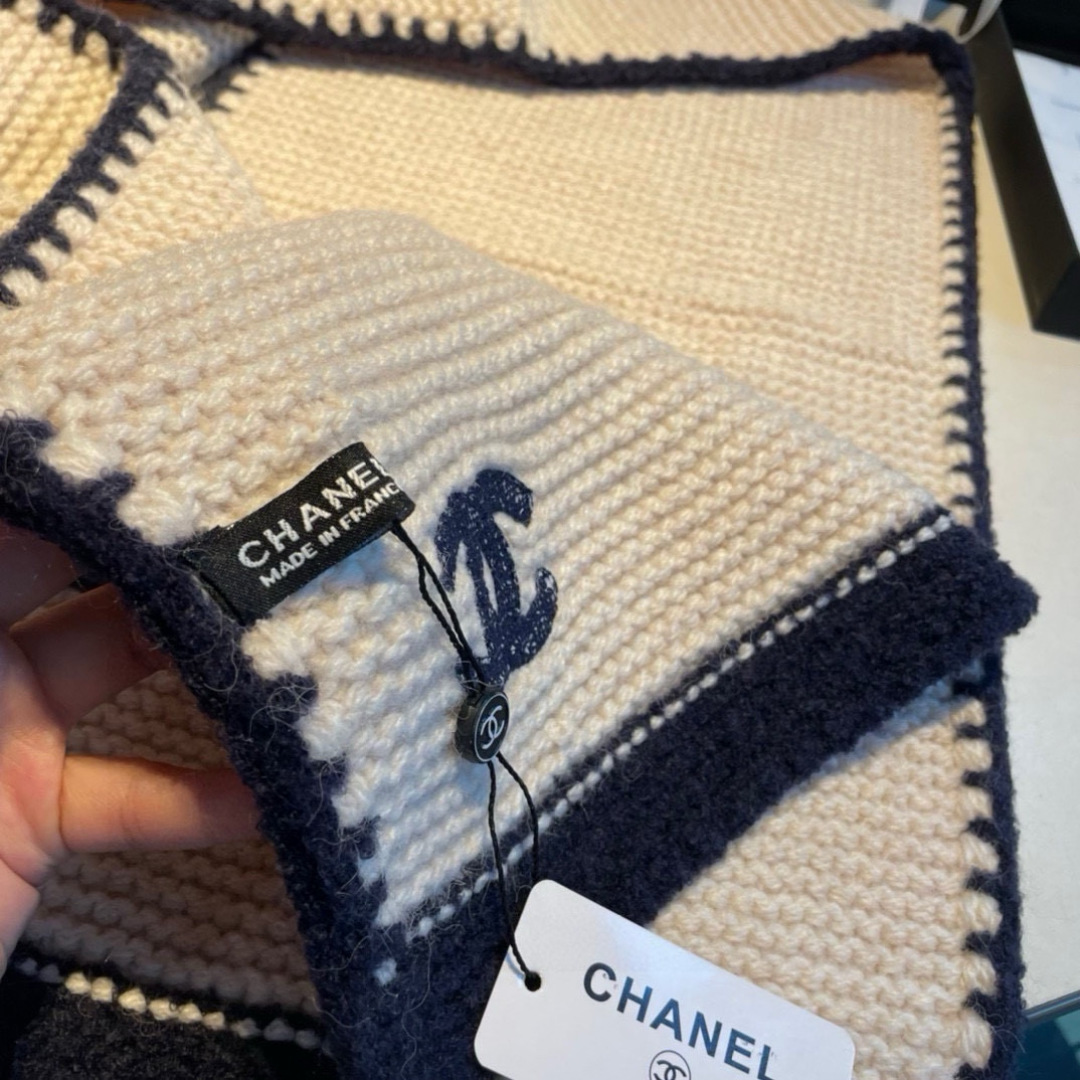 👑👑香新款【边框香奈儿】羊绒针织长巾‼️美翻了[流泪]御用殿堂级极品‼️新款在售 进口纯羊绒时尚银线镶边