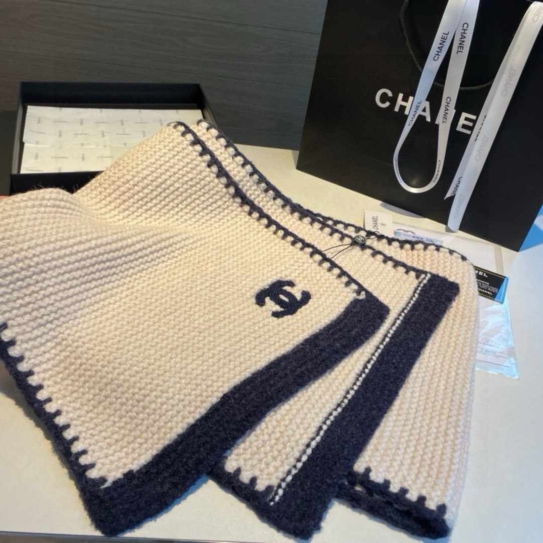 👑👑香新款【边框香奈儿】羊绒针织长巾‼️美翻了[流泪]御用殿堂级极品‼️新款在售 进口纯羊绒时尚银线镶边