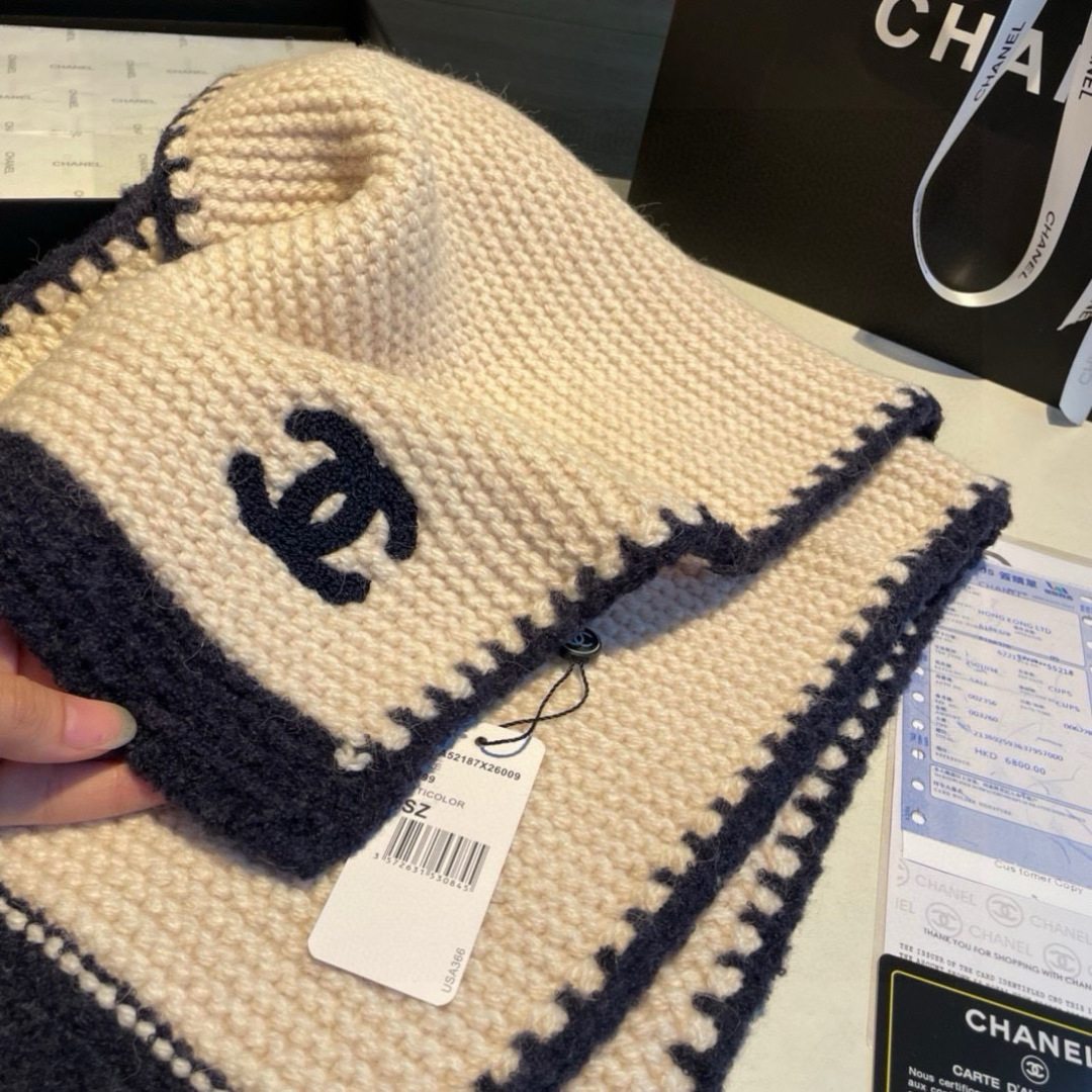 👑👑香新款【边框香奈儿】羊绒针织长巾‼️美翻了[流泪]御用殿堂级极品‼️新款在售 进口纯羊绒时尚银线镶边