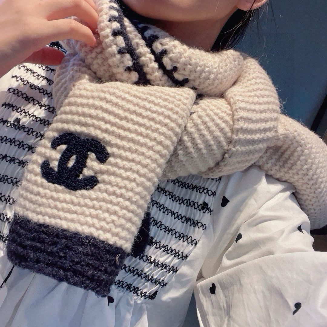 👑👑香新款【边框香奈儿】羊绒针织长巾‼️美翻了[流泪]御用殿堂级极品‼️新款在售 进口纯羊绒时尚银线镶边