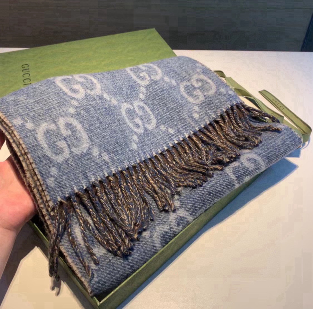 高品质 男女同款,Gucci新款围巾,牛仔蓝➕咖啡这个撞色实在是太美啦,质地软软的不扎脖子,而且很显白,