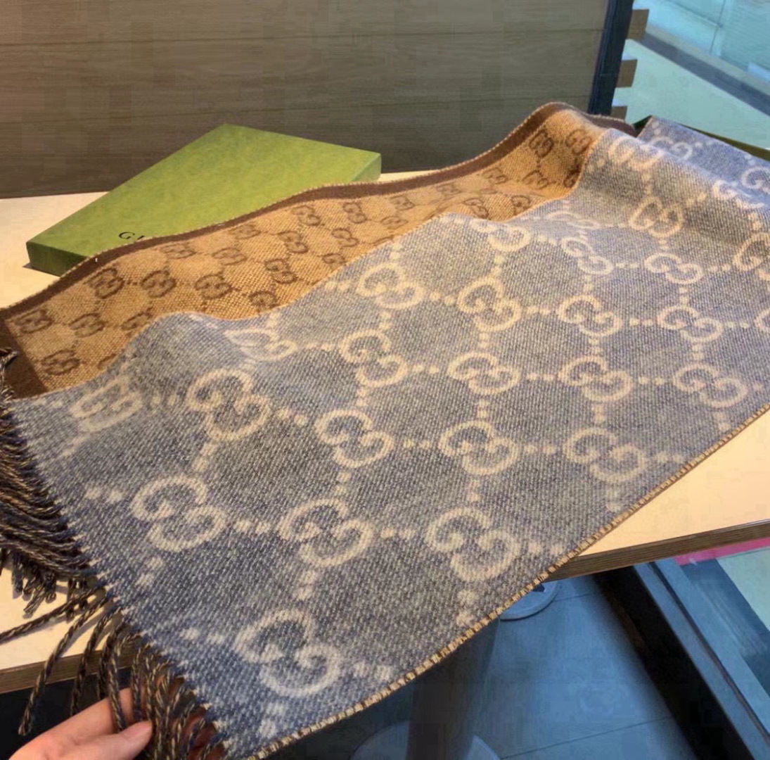 高品质 男女同款,Gucci新款围巾,牛仔蓝➕咖啡这个撞色实在是太美啦,质地软软的不扎脖子,而且很显白,