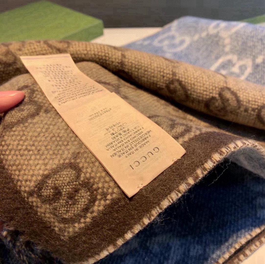 高品质 男女同款,Gucci新款围巾,牛仔蓝➕咖啡这个撞色实在是太美啦,质地软软的不扎脖子,而且很显白,