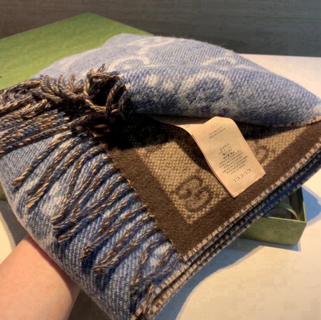 高品质 男女同款,Gucci新款围巾,牛仔蓝➕咖啡这个撞色实在是太美啦,质地软软的不扎脖子,而且很显白,