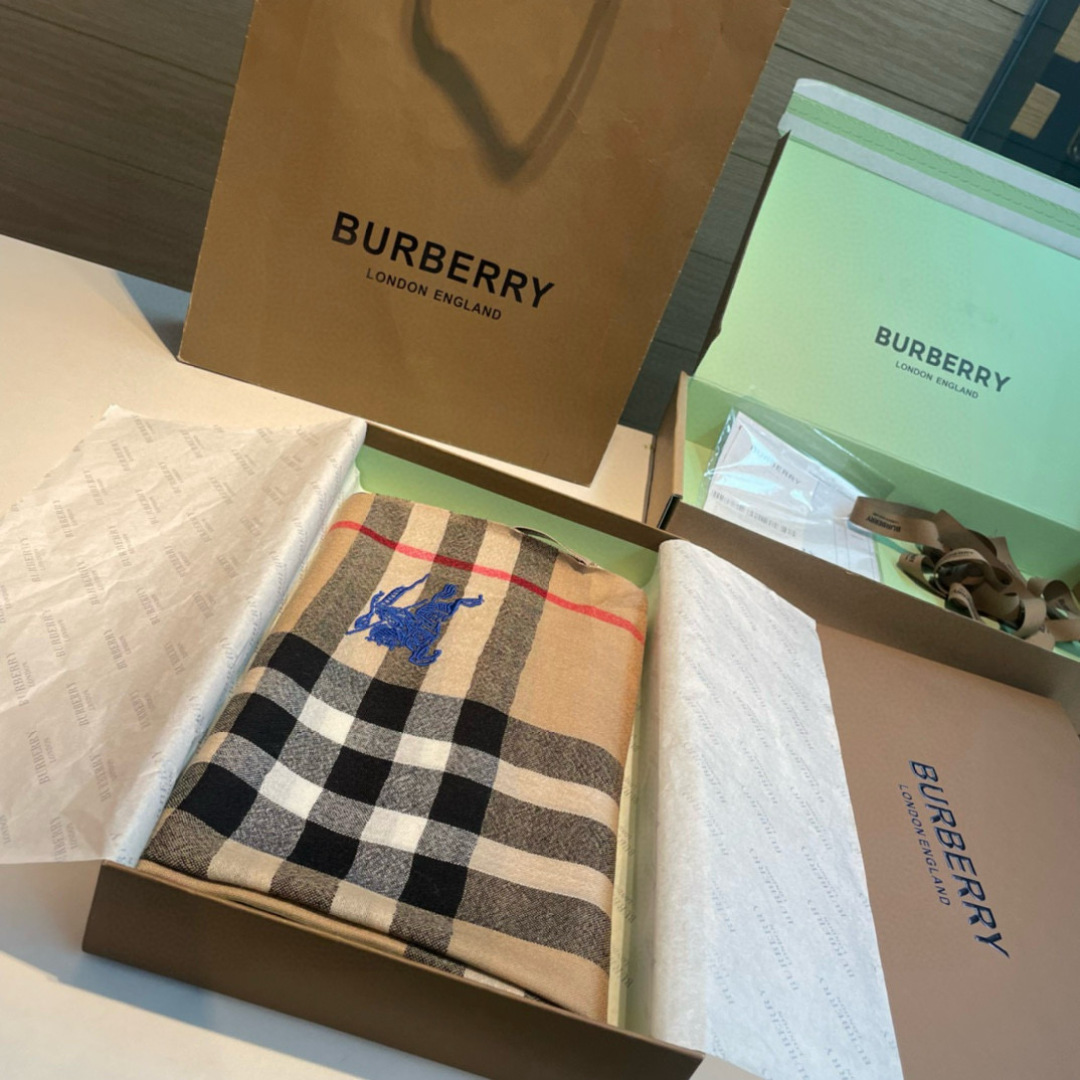 巴宝莉Burberry 经典专柜款、专柜同步 超薄羊绒格子披肩现货秒发 衣柜必备经典款VIP推荐！！！早