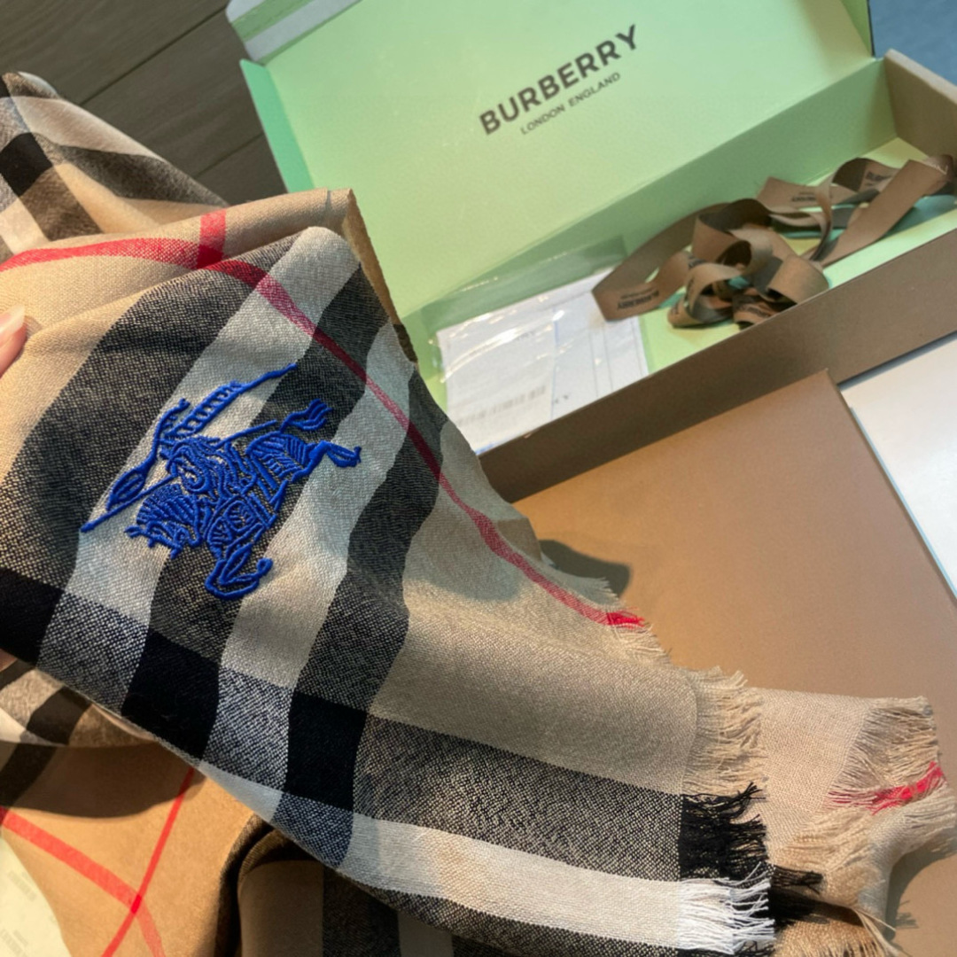 巴宝莉Burberry 经典专柜款、专柜同步 超薄羊绒格子披肩现货秒发 衣柜必备经典款VIP推荐！！！早