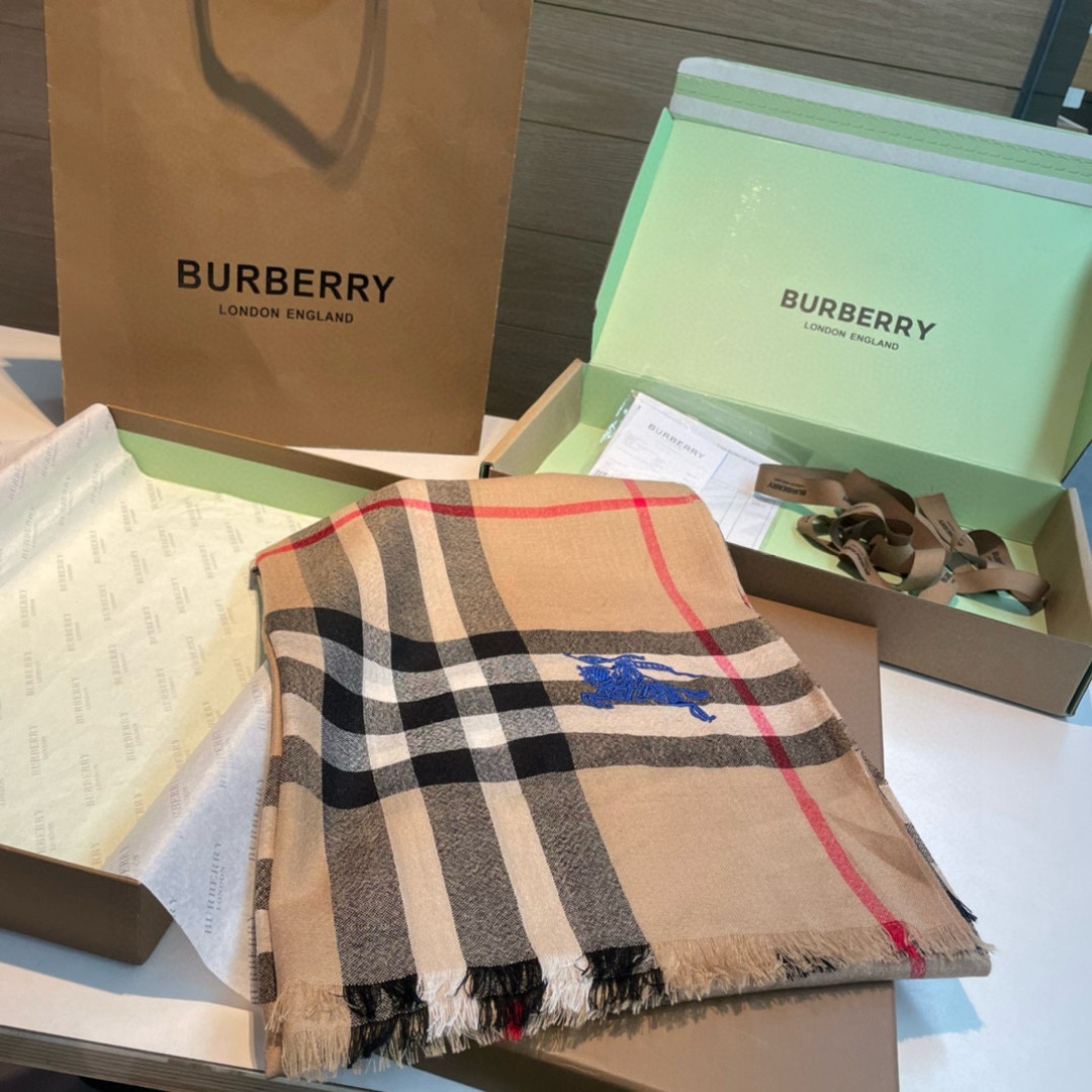 巴宝莉Burberry 经典专柜款、专柜同步 超薄羊绒格子披肩现货秒发 衣柜必备经典款VIP推荐！！！早