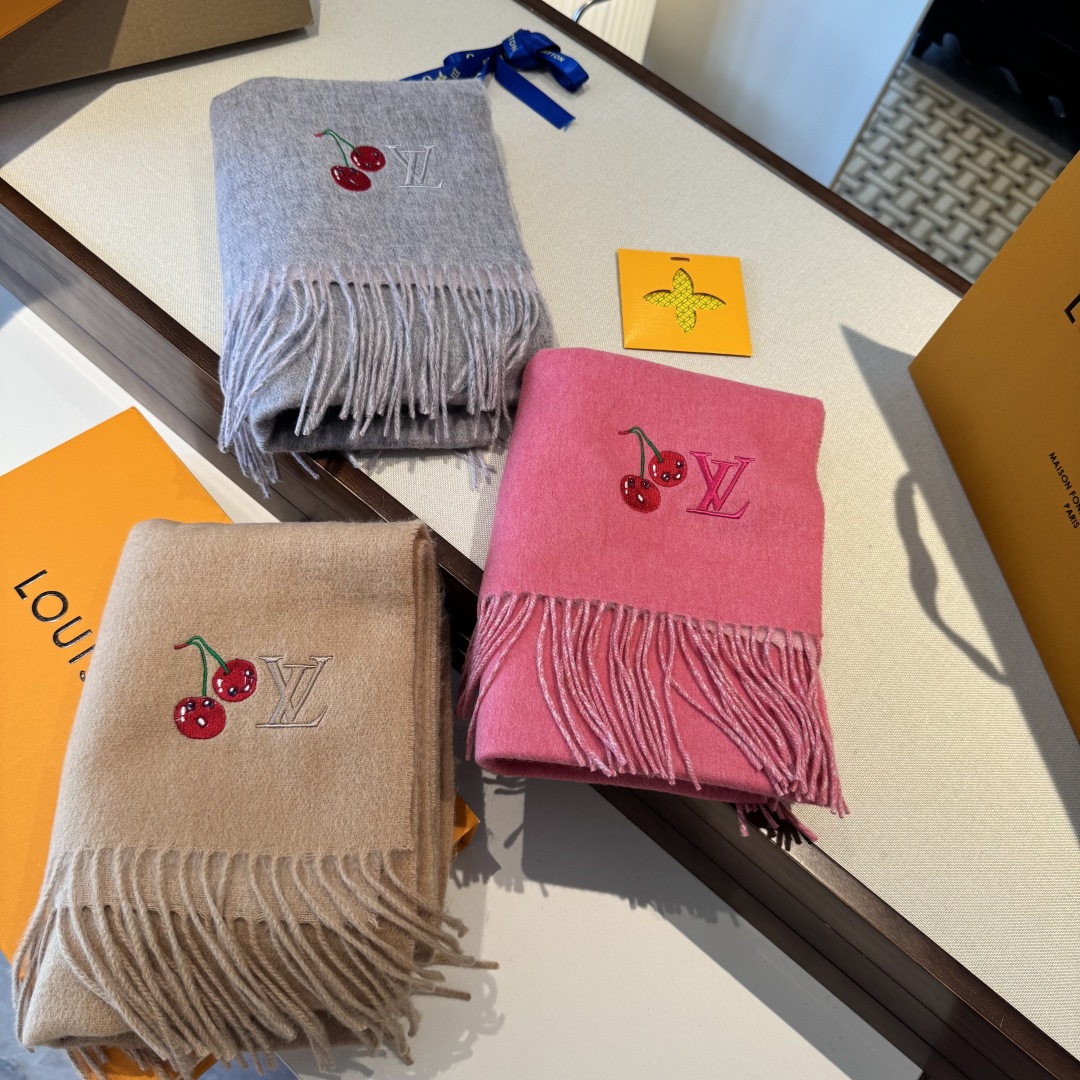 樱桃围巾❗️好看的要疯掉了，太有型太有魅力了❗️❗️非常斯文时尚的秋冬单品！真的很喜欢，非常Classi