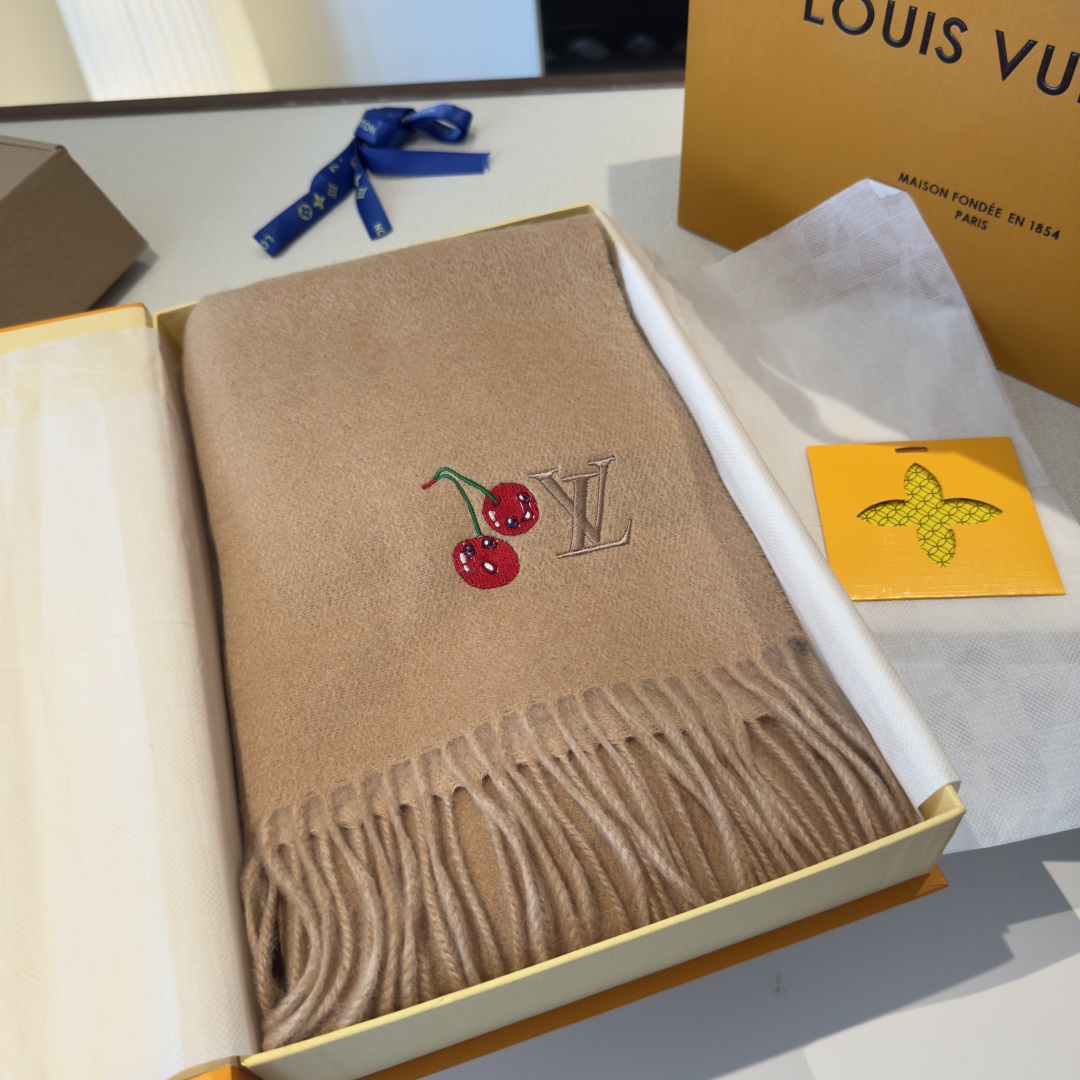 樱桃围巾❗️好看的要疯掉了，太有型太有魅力了❗️❗️非常斯文时尚的秋冬单品！真的很喜欢，非常Classi