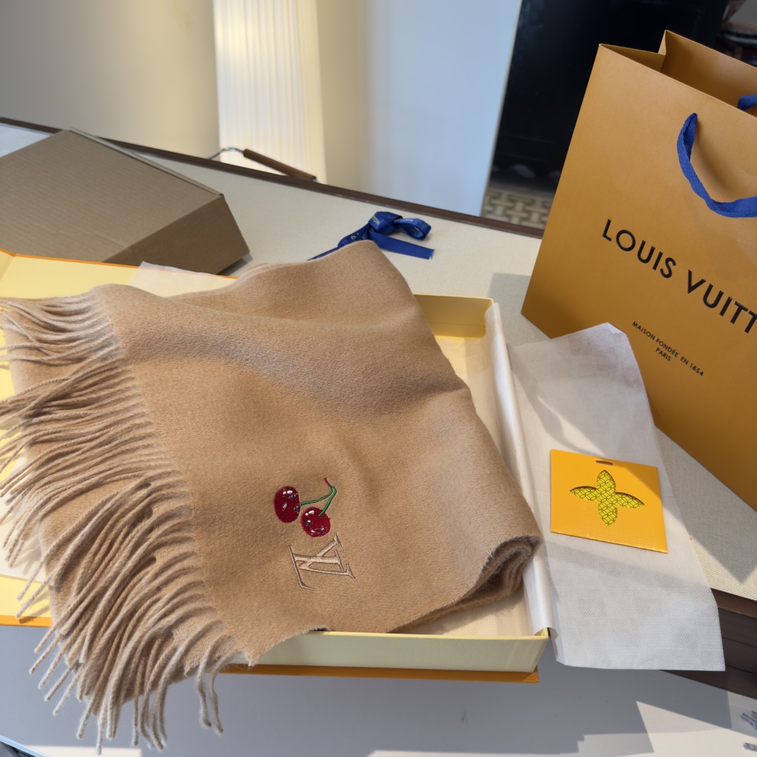 樱桃围巾❗️好看的要疯掉了，太有型太有魅力了❗️❗️非常斯文时尚的秋冬单品！真的很喜欢，非常Classi