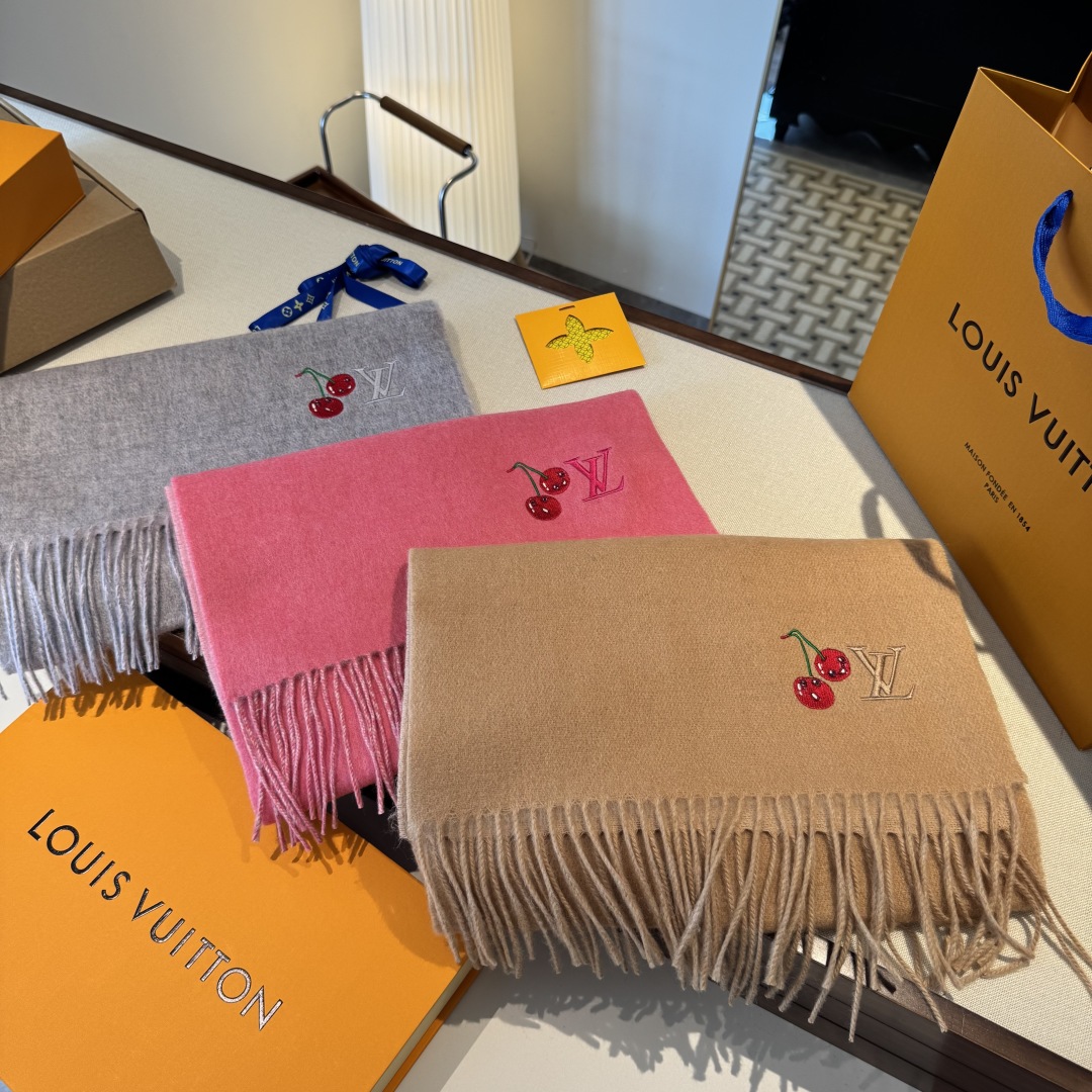 樱桃围巾❗️好看的要疯掉了，太有型太有魅力了❗️❗️非常斯文时尚的秋冬单品！真的很喜欢，非常Classi