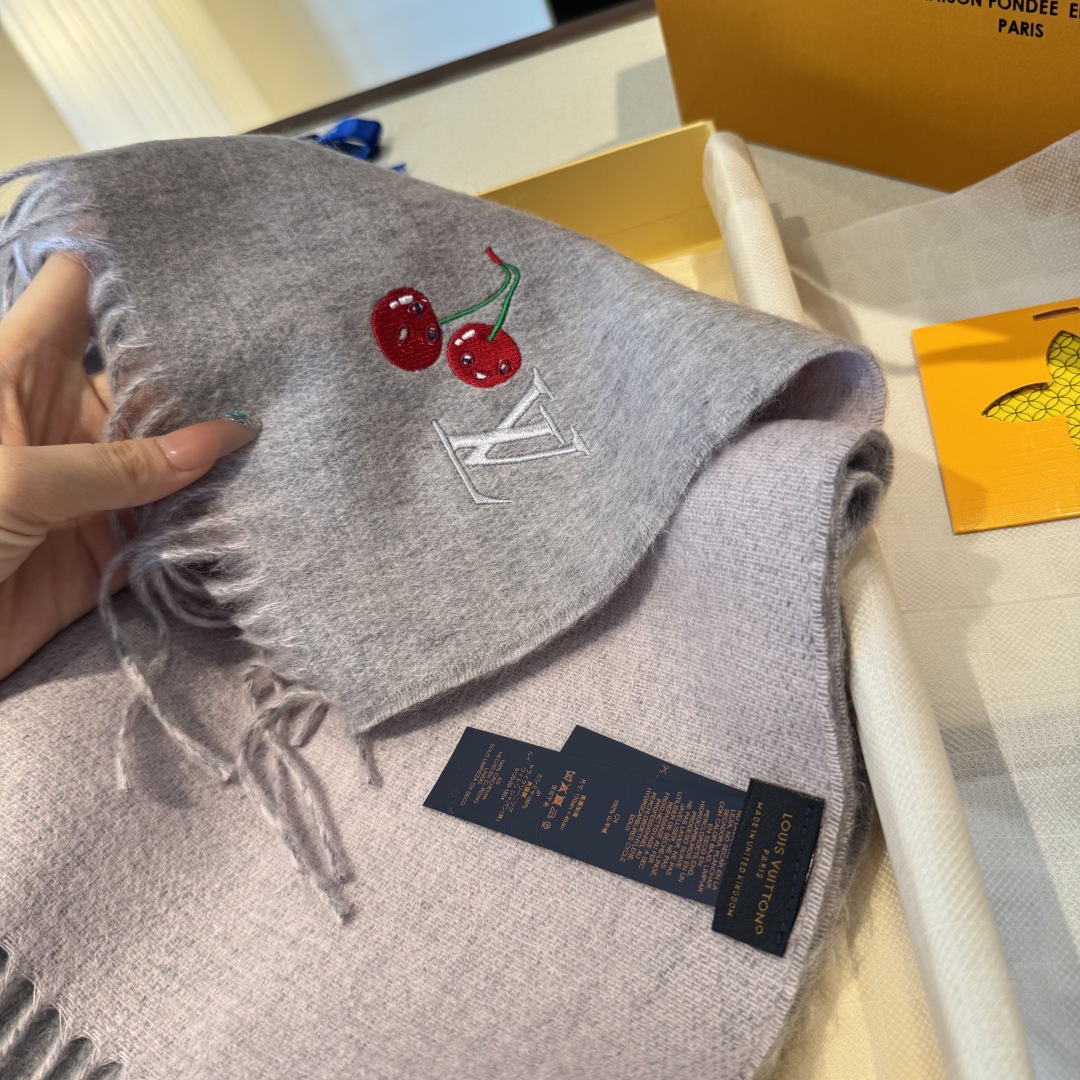 樱桃围巾❗️好看的要疯掉了，太有型太有魅力了❗️❗️非常斯文时尚的秋冬单品！真的很喜欢，非常Classi