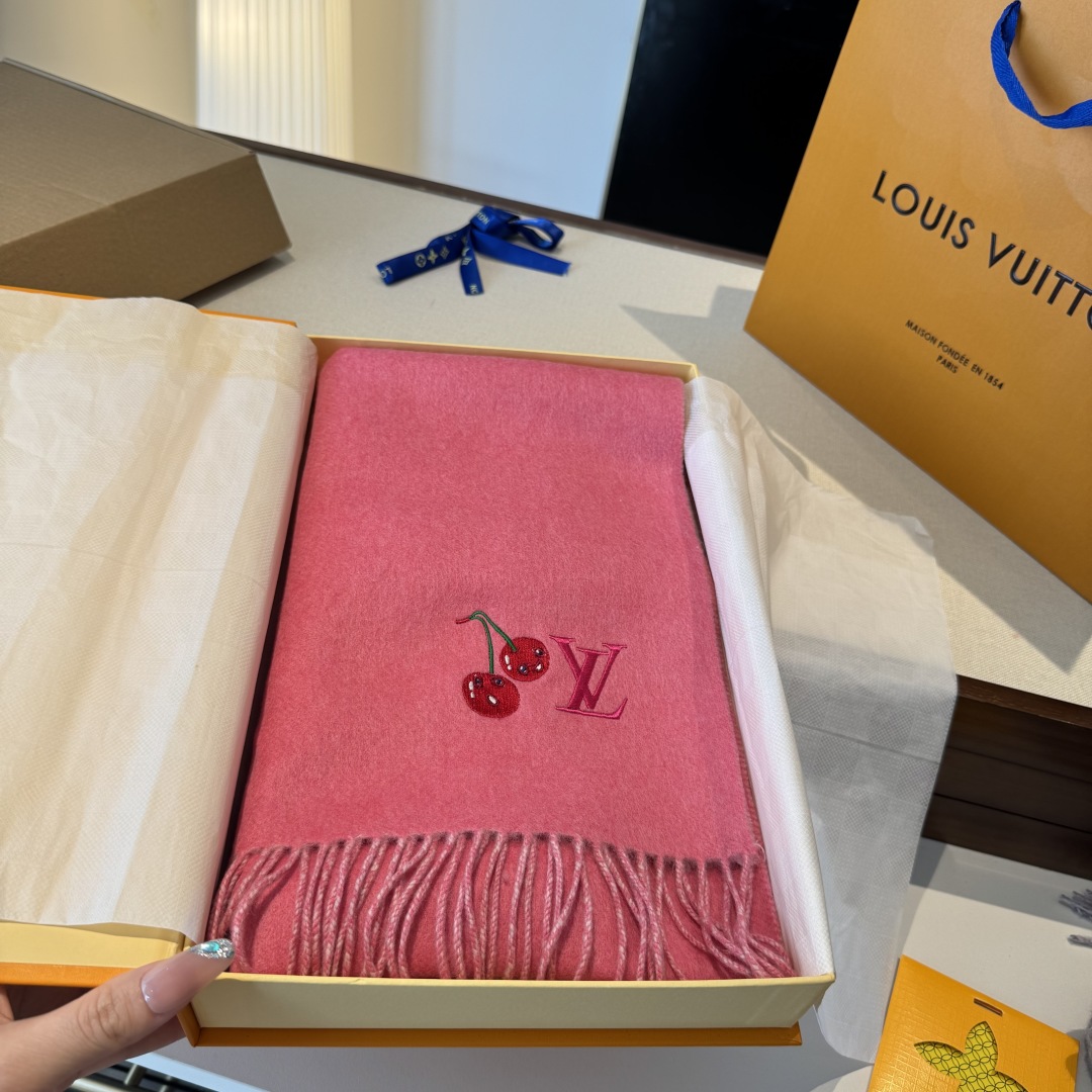 樱桃围巾❗️好看的要疯掉了，太有型太有魅力了❗️❗️非常斯文时尚的秋冬单品！真的很喜欢，非常Classi