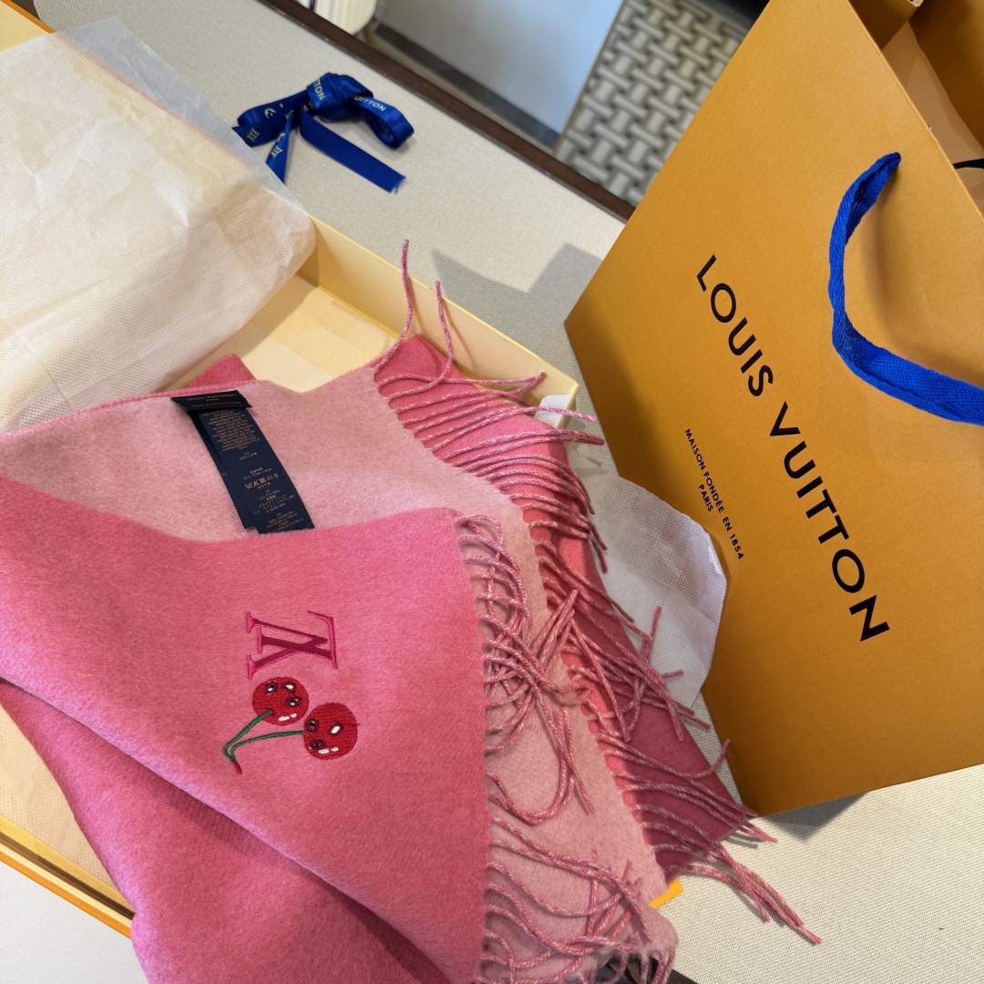 樱桃围巾❗️好看的要疯掉了，太有型太有魅力了❗️❗️非常斯文时尚的秋冬单品！真的很喜欢，非常Classi