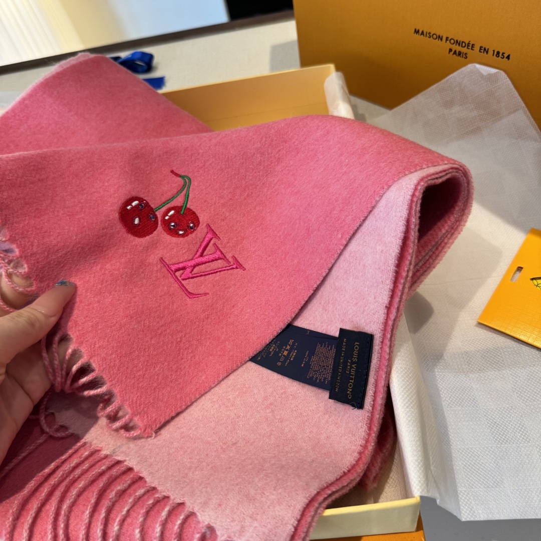 樱桃围巾❗️好看的要疯掉了，太有型太有魅力了❗️❗️非常斯文时尚的秋冬单品！真的很喜欢，非常Classi