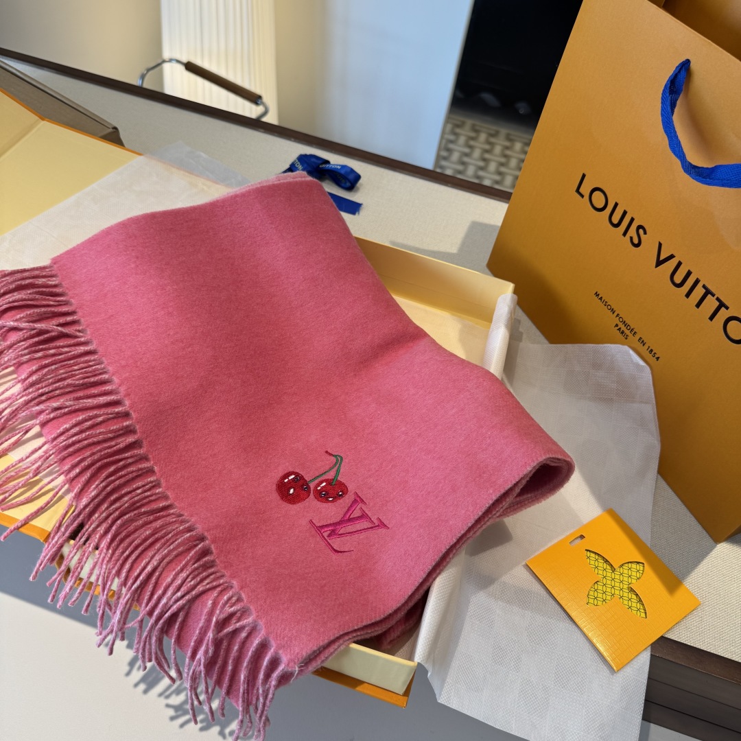 樱桃围巾❗️好看的要疯掉了，太有型太有魅力了❗️❗️非常斯文时尚的秋冬单品！真的很喜欢，非常Classi