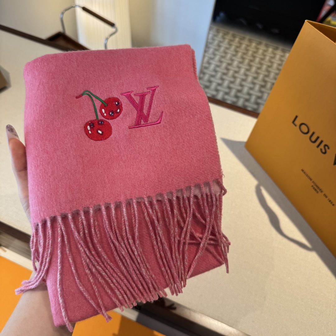 樱桃围巾❗️好看的要疯掉了，太有型太有魅力了❗️❗️非常斯文时尚的秋冬单品！真的很喜欢，非常Classi