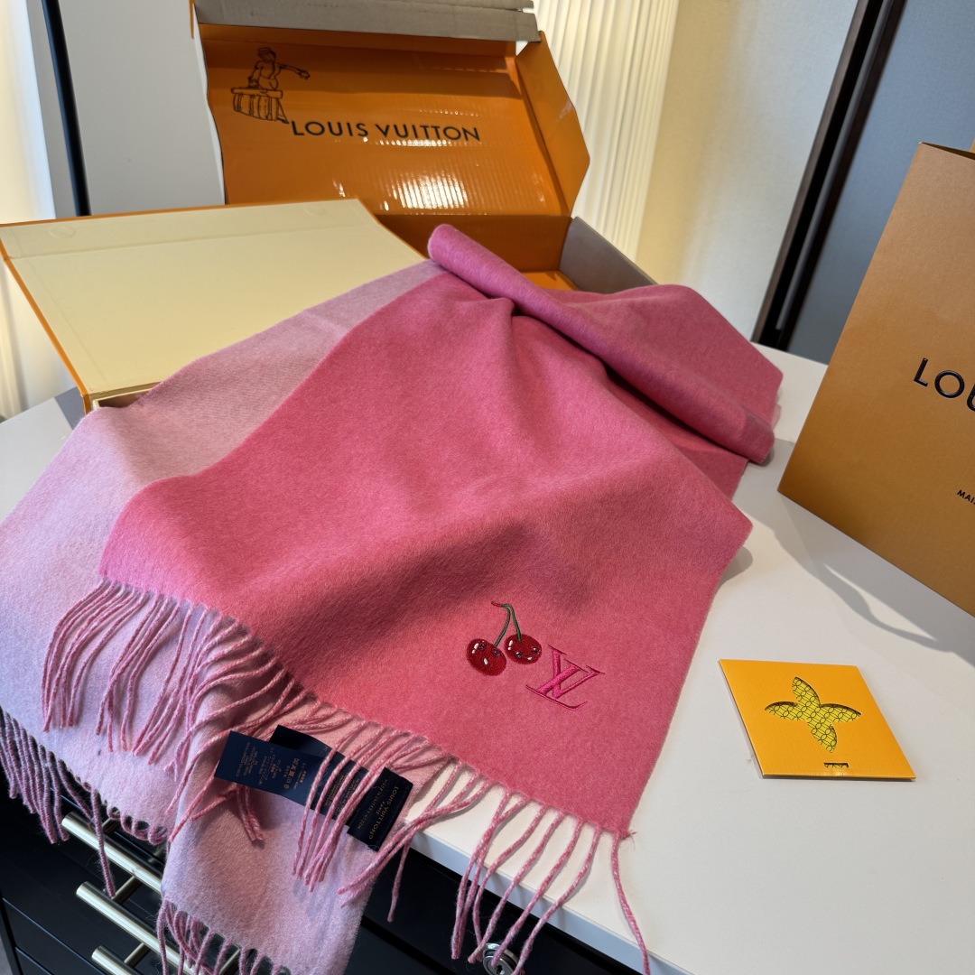 樱桃围巾❗️好看的要疯掉了，太有型太有魅力了❗️❗️非常斯文时尚的秋冬单品！真的很喜欢，非常Classi