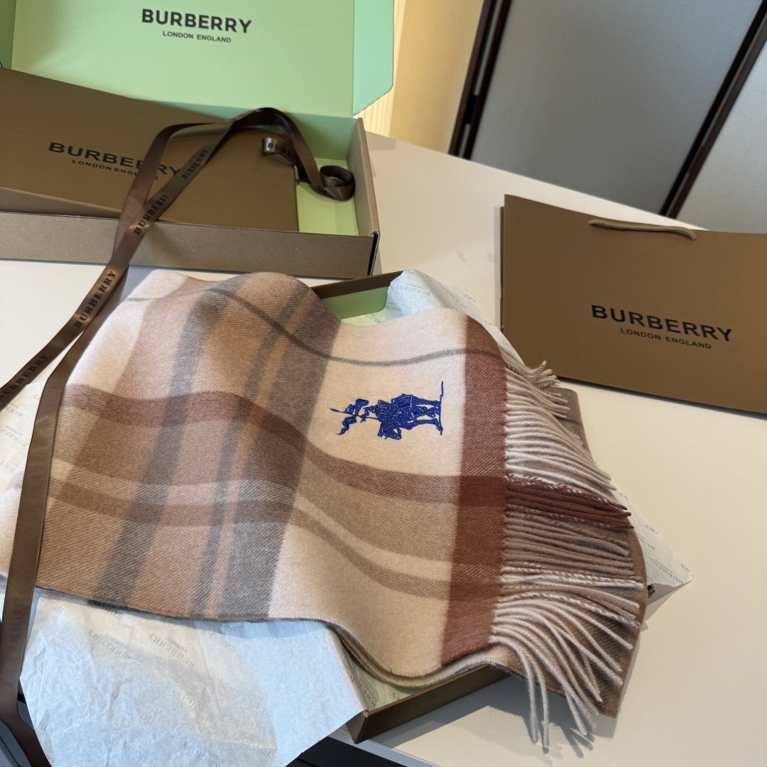 ✨✨Burberry · 巴宝莉双面围巾❗好看的要疯掉了，太有型太有魅力了❗❗非常斯文时尚的秋冬单品！真