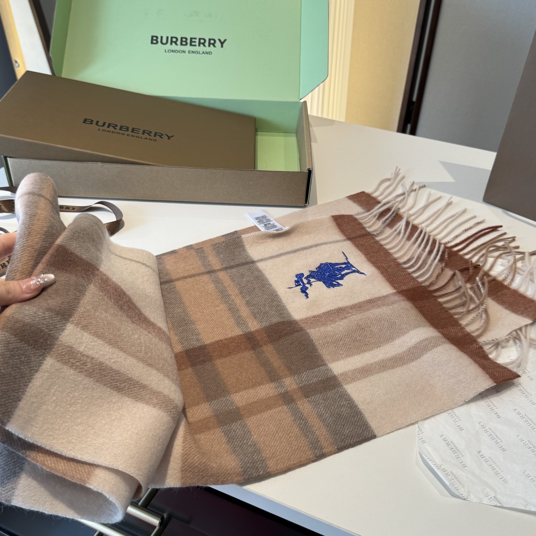 ✨✨Burberry · 巴宝莉双面围巾❗好看的要疯掉了，太有型太有魅力了❗❗非常斯文时尚的秋冬单品！真