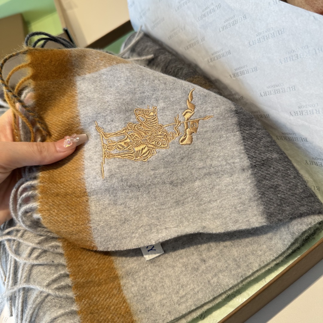 ✨✨Burberry · 巴宝莉双面围巾❗好看的要疯掉了，太有型太有魅力了❗❗非常斯文时尚的秋冬单品！真