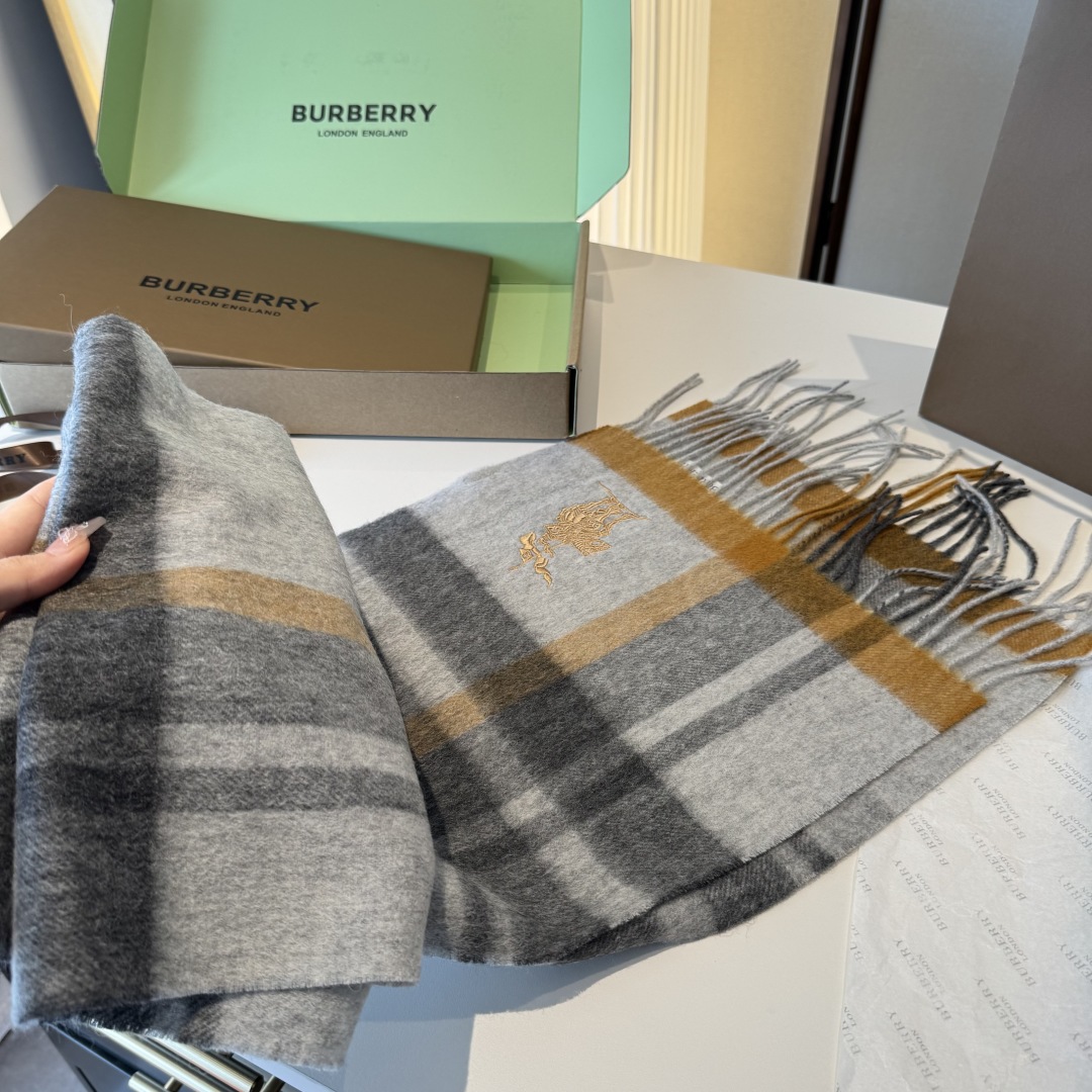 ✨✨Burberry · 巴宝莉双面围巾❗好看的要疯掉了，太有型太有魅力了❗❗非常斯文时尚的秋冬单品！真