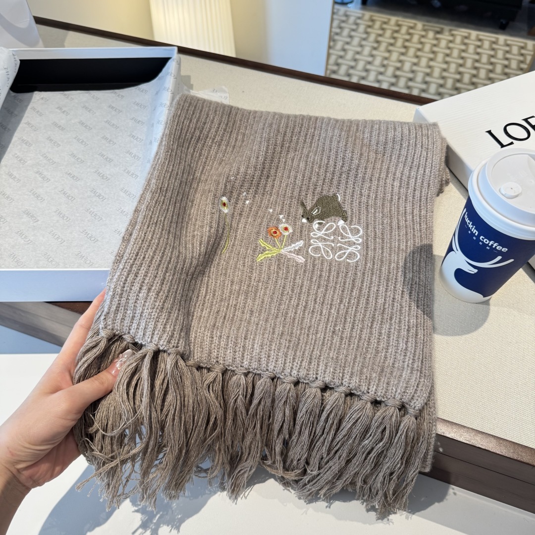 Loewe✖️Sunafujita联名款 小兔花卉刺绣流苏 原单!重磅推荐!新款针织围巾!低调的奢侈感。