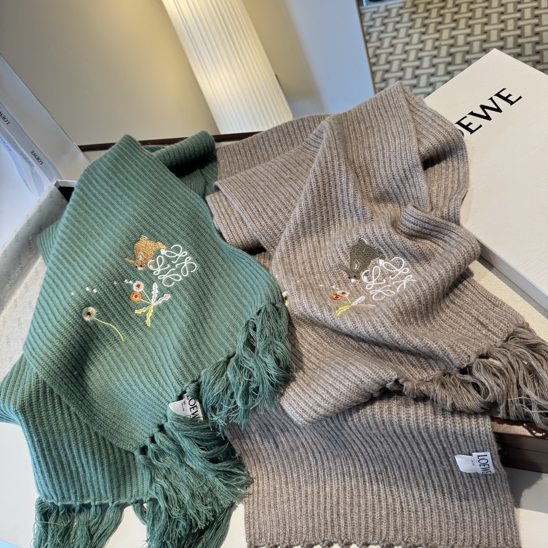 Loewe✖️Sunafujita联名款 小兔花卉刺绣流苏 原单!重磅推荐!新款针织围巾!低调的奢侈感。